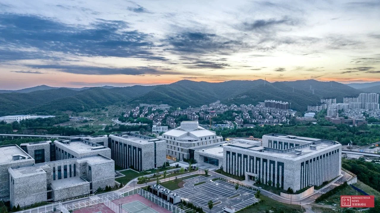群山之间的现代校园与晚霞